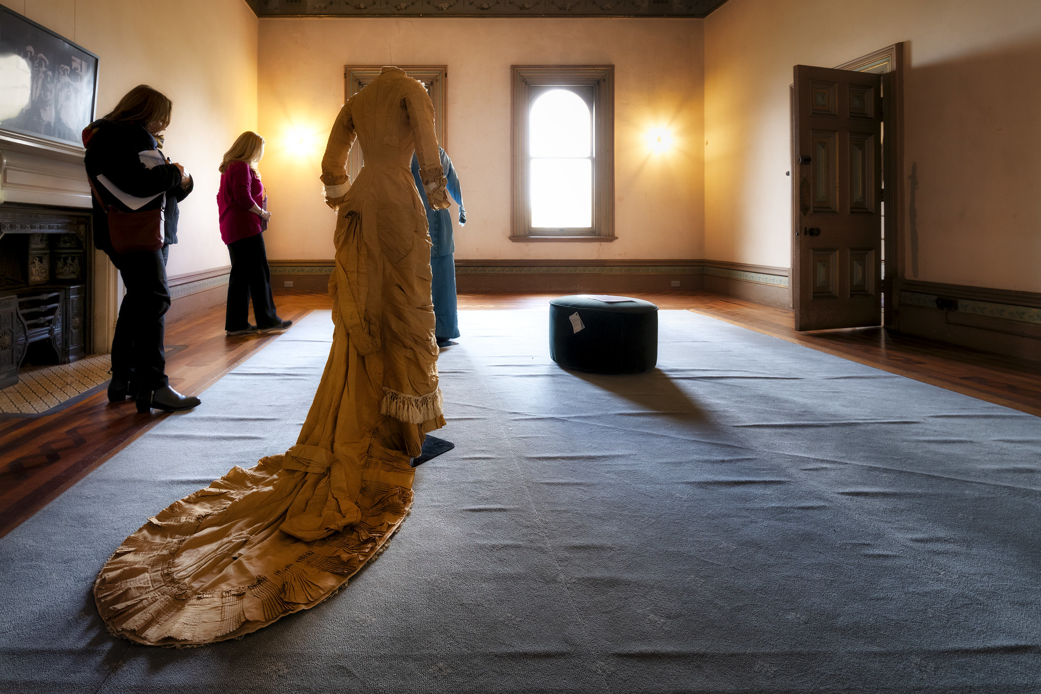 Album for Girls – Fashionable Dresses and Interiors